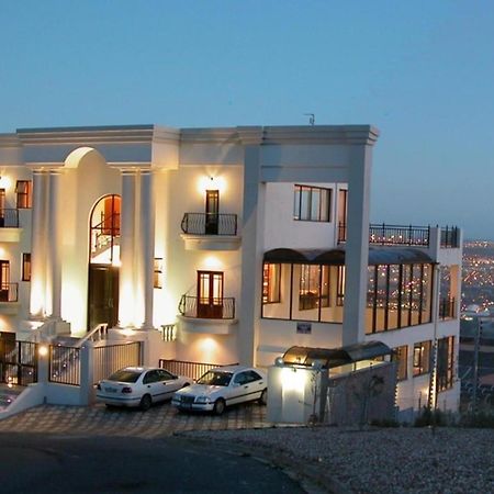 Keret Accommodation Белвил Екстериор снимка