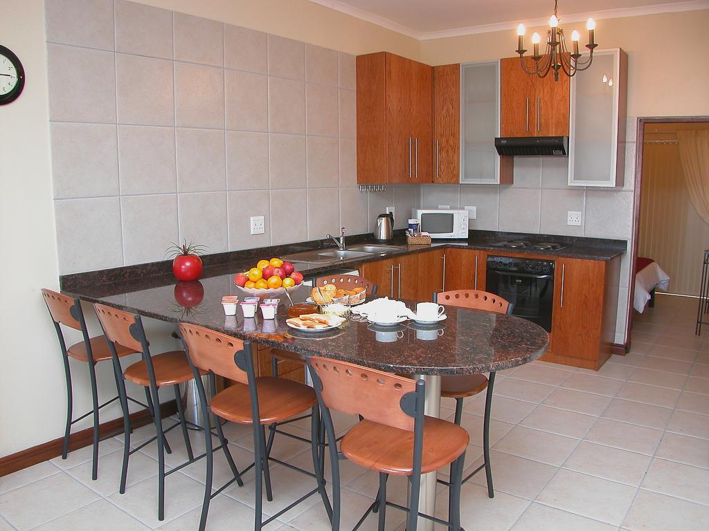 Keret Accommodation Белвил Екстериор снимка