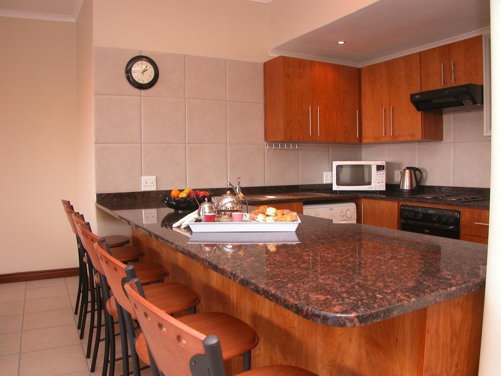 Keret Accommodation Белвил Екстериор снимка