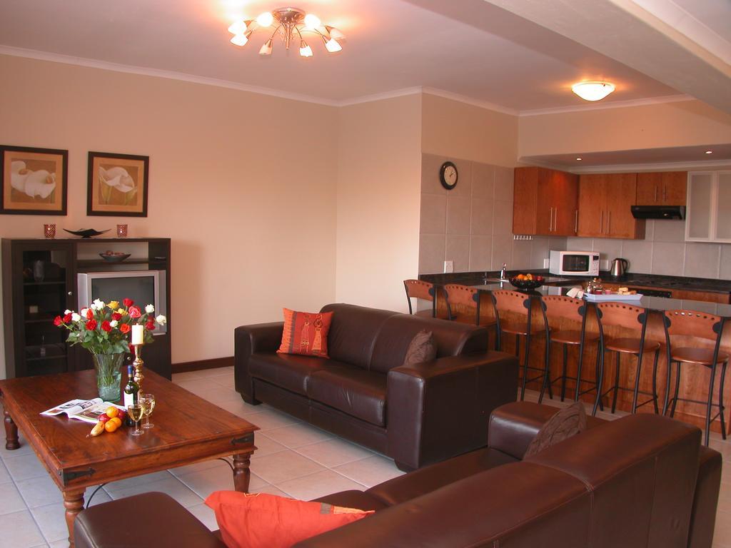 Keret Accommodation Белвил Екстериор снимка