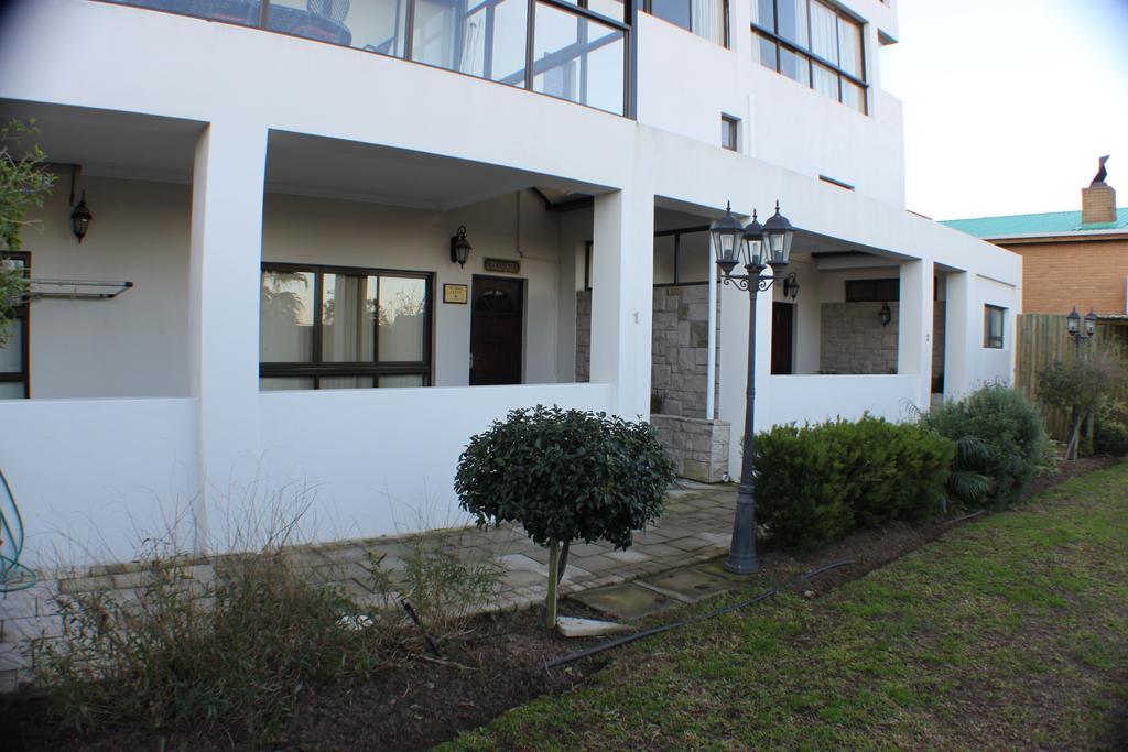 Keret Accommodation Белвил Екстериор снимка