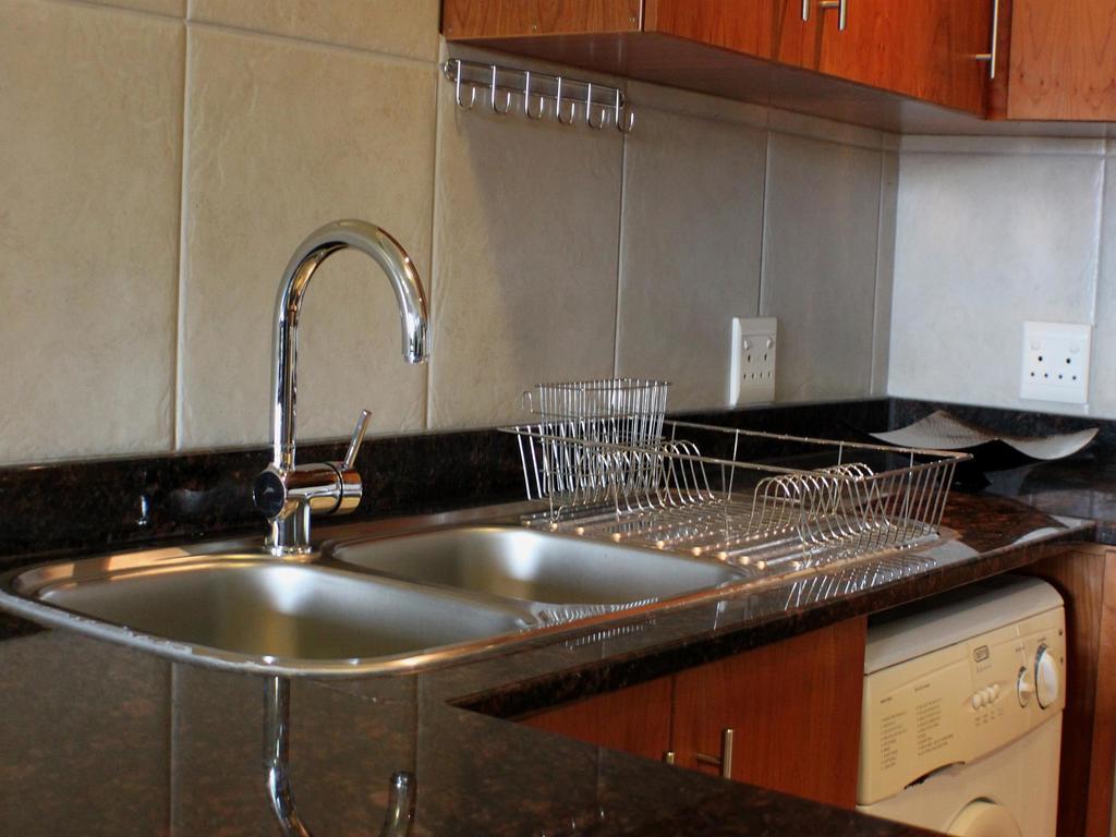 Keret Accommodation Белвил Екстериор снимка