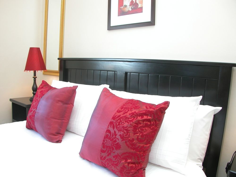 Keret Accommodation Белвил Екстериор снимка