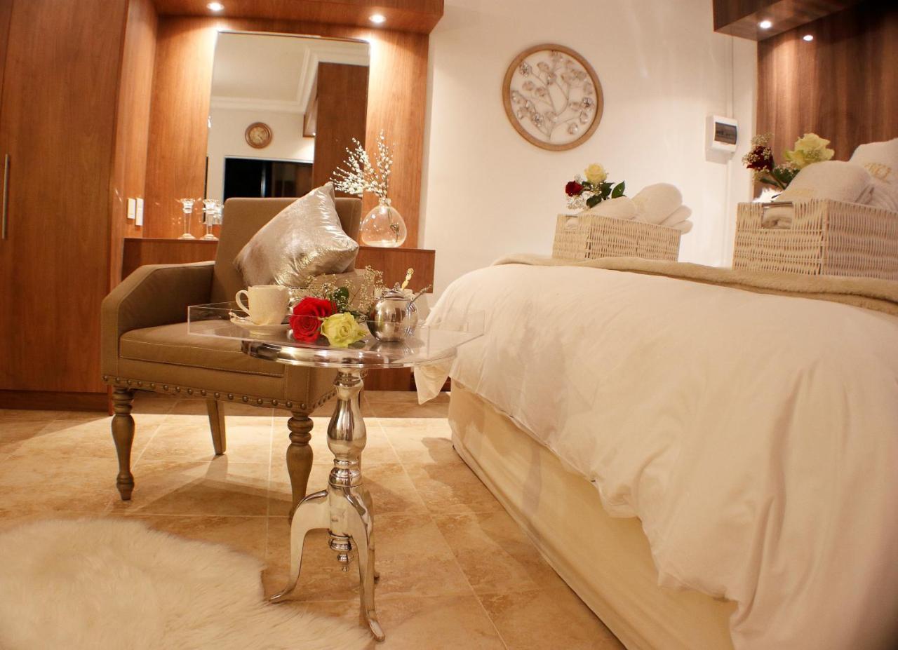Keret Accommodation Белвил Екстериор снимка