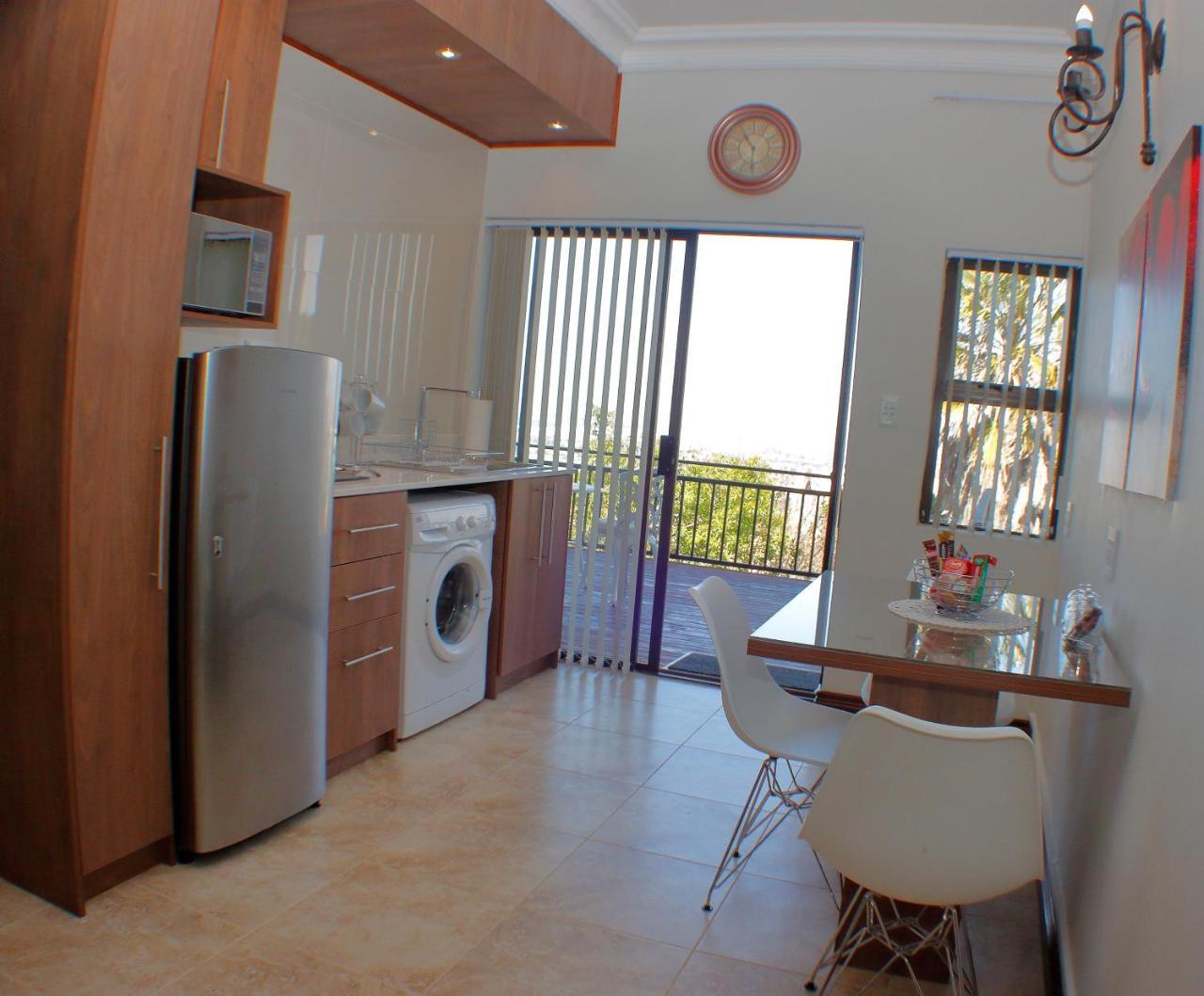 Keret Accommodation Белвил Екстериор снимка