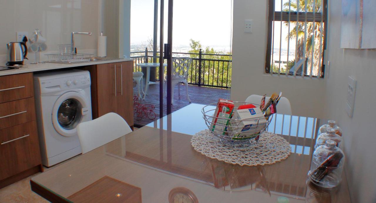 Keret Accommodation Белвил Екстериор снимка