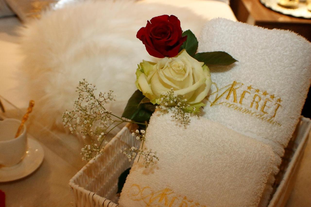 Keret Accommodation Белвил Екстериор снимка